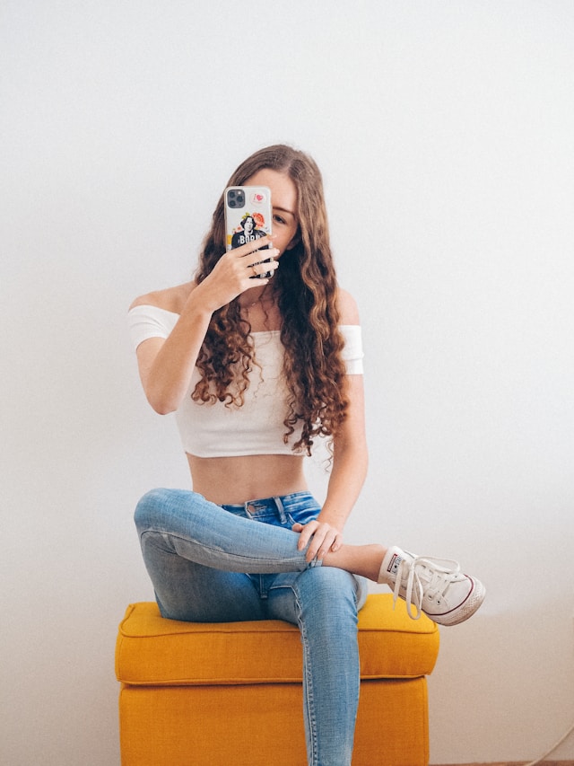 Une jeune femme se prends en photo en selfie